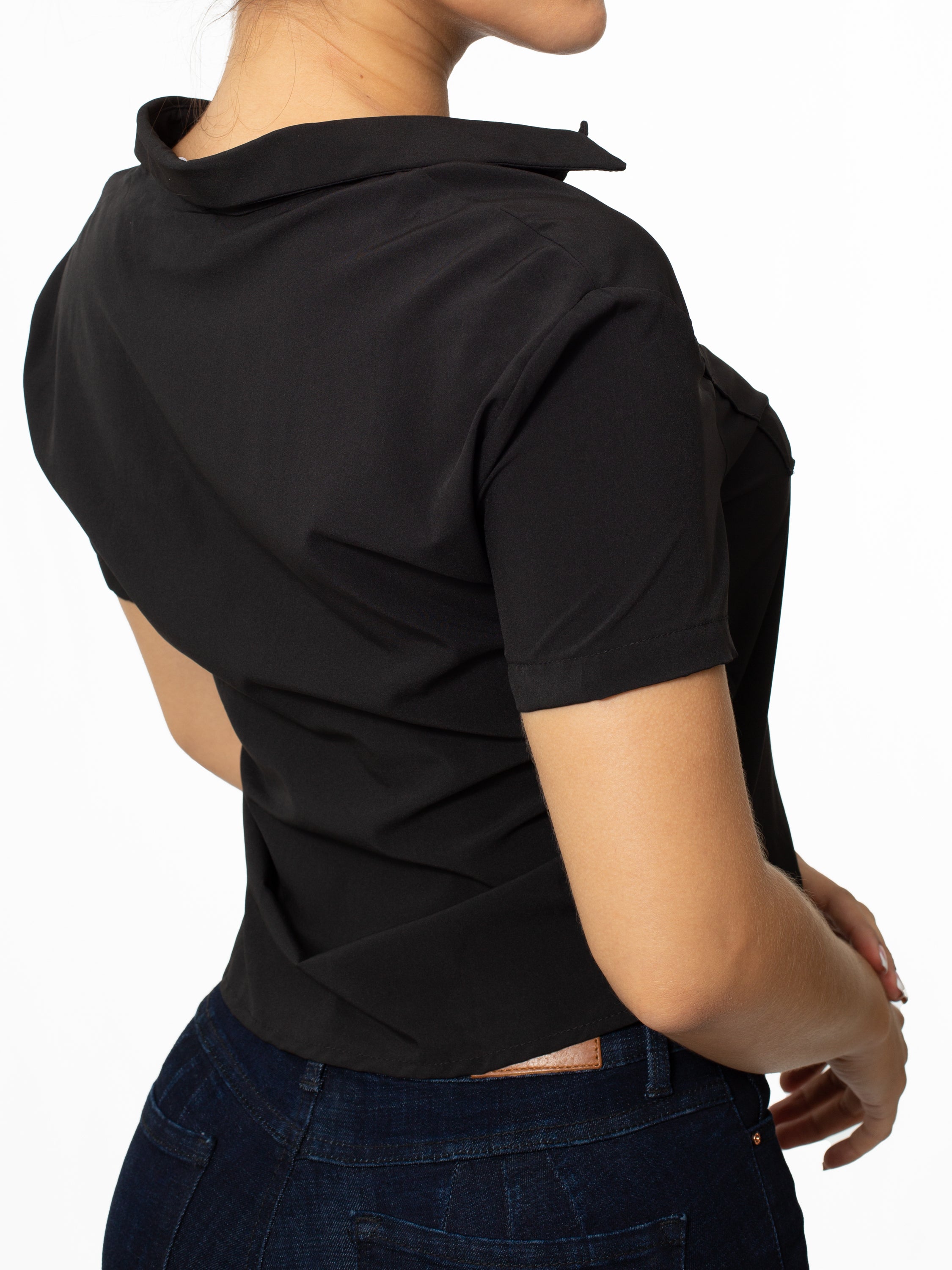 Blusa camisera crop negra con bolsillos en chifon