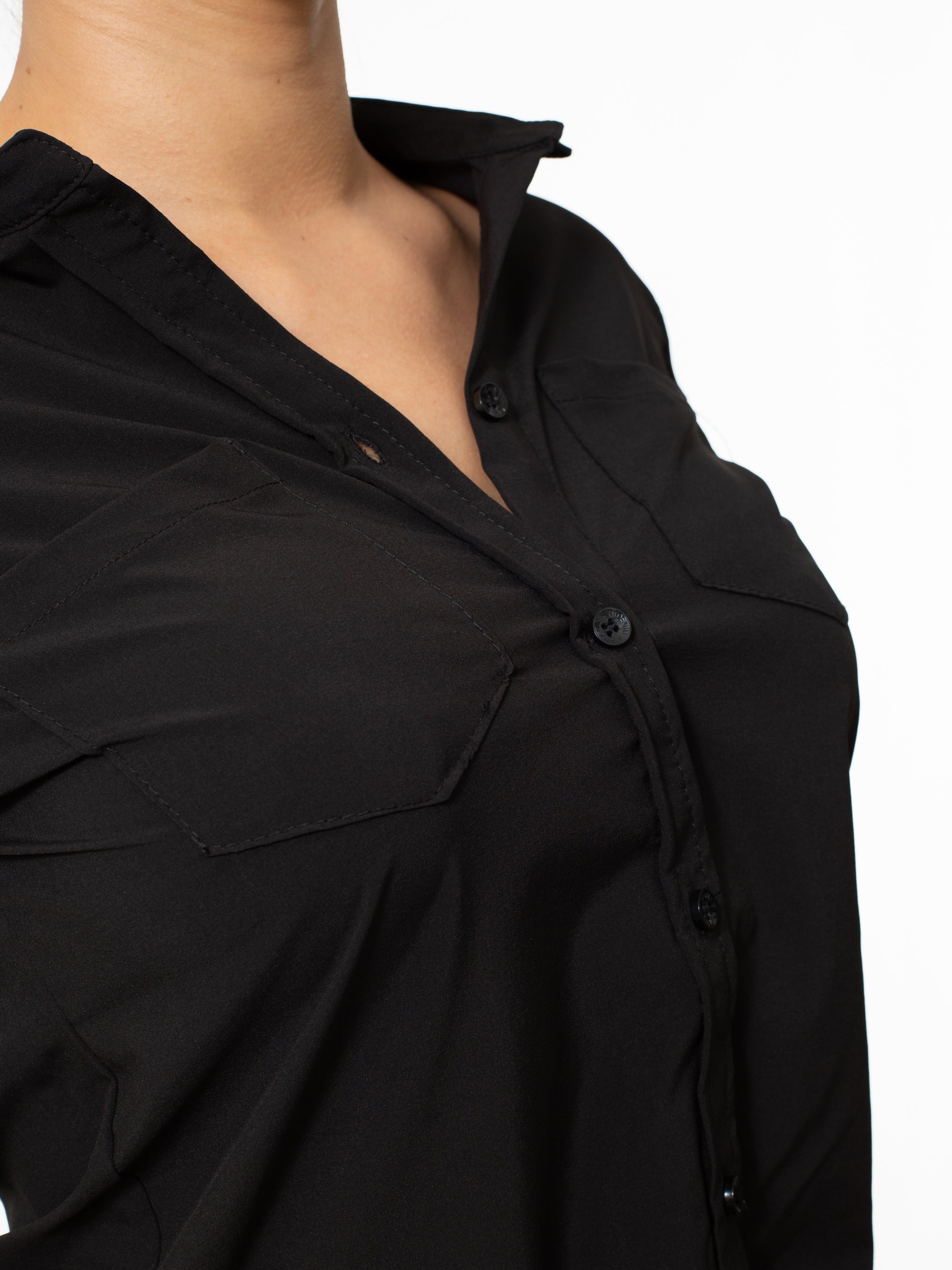 Blusa camisera crop negra con bolsillos en chifon