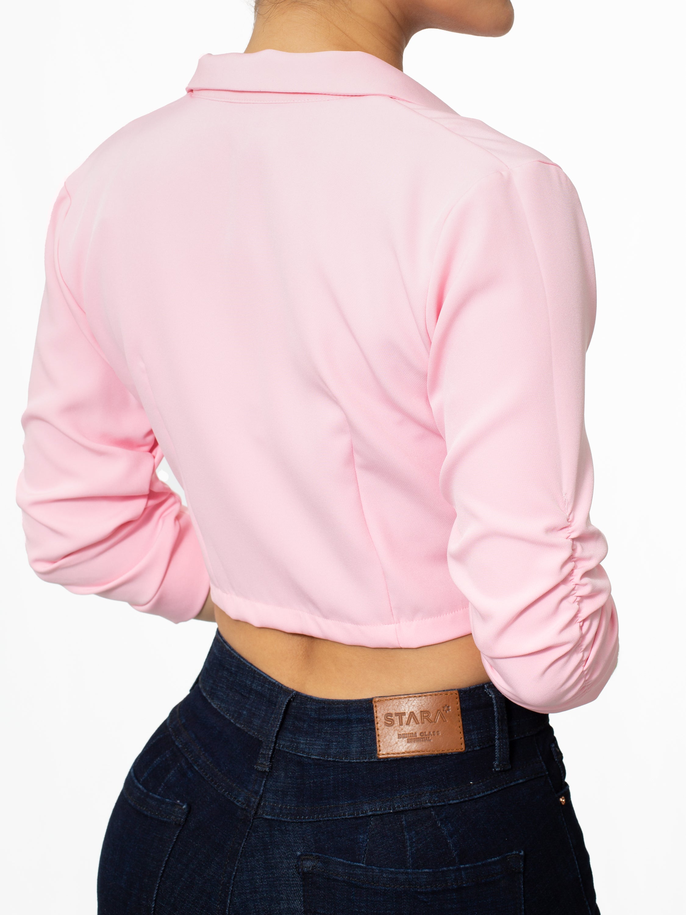 Blazer corto rosado con detalle en mangas
