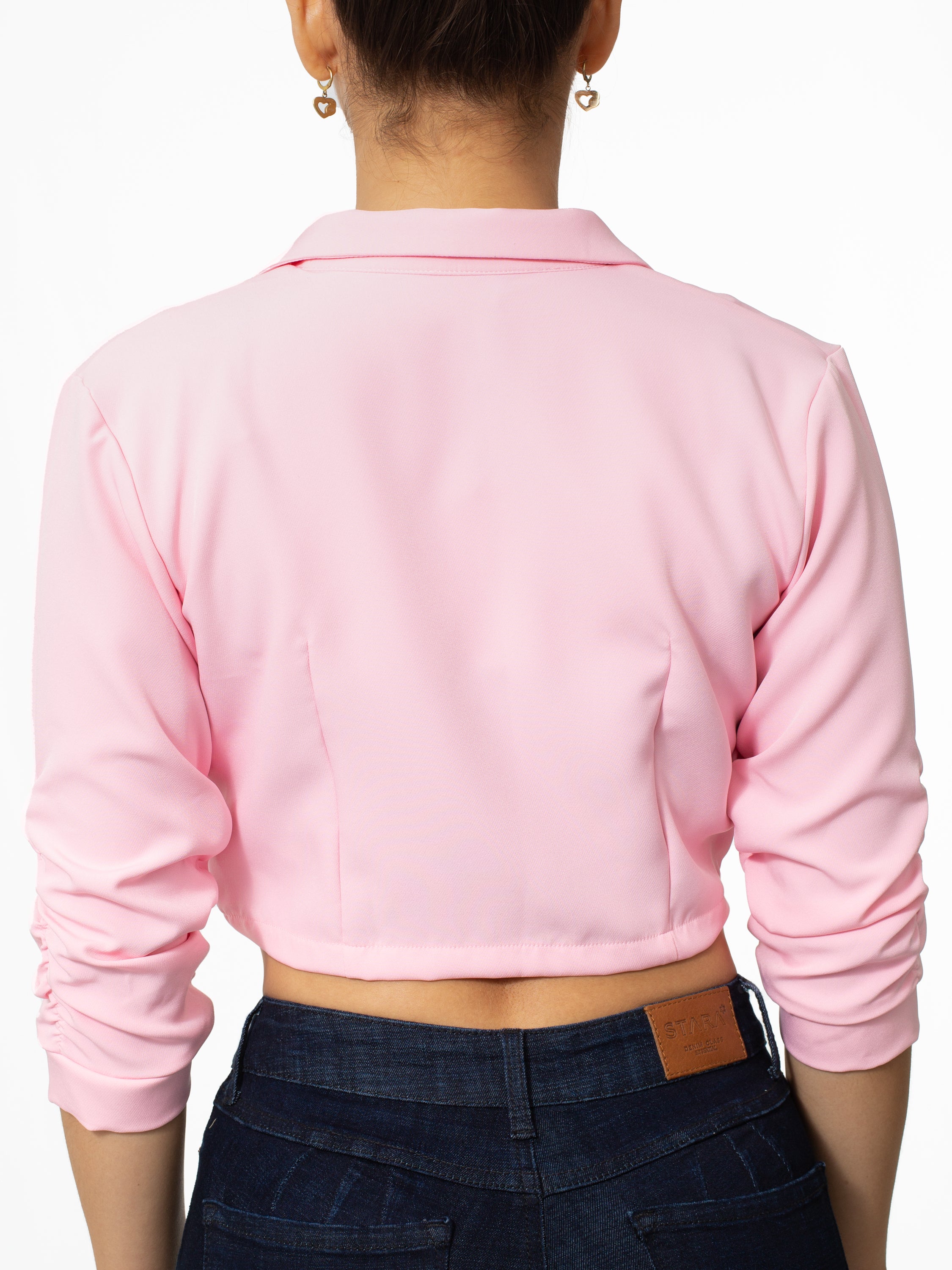 Blazer corto rosado con detalle en mangas